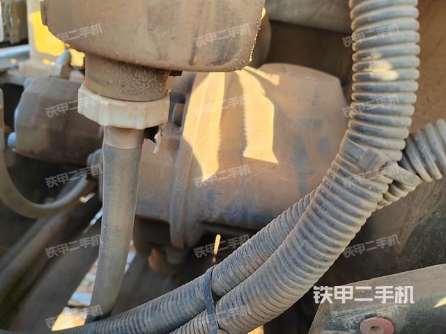 液压泵舱室正面整体（整机外观）