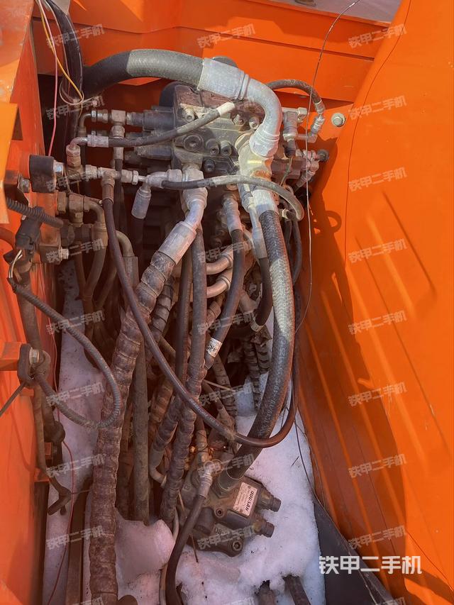 回转马达和主控阀（整机外观）