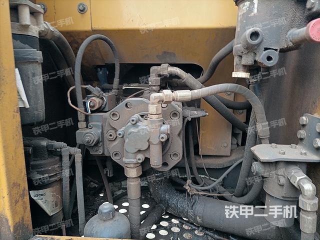 液压泵舱室正面整体（整机外观）