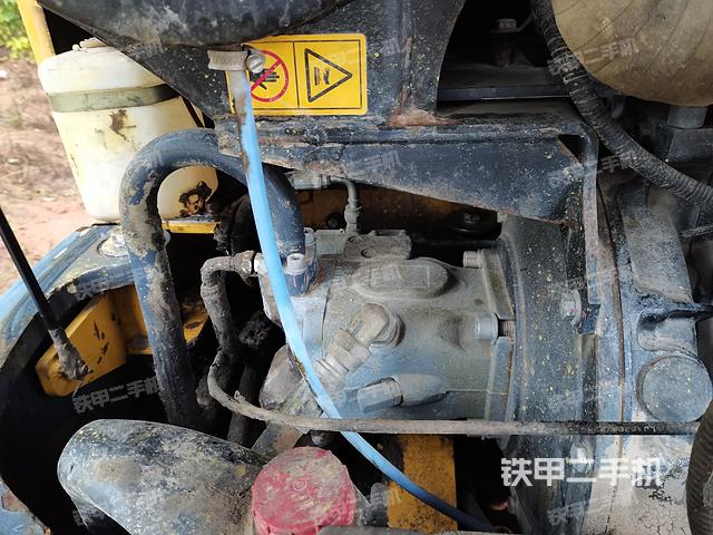 液压泵舱室正面整体（整机外观）