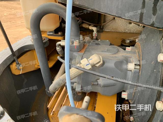 液压泵舱室正面整体（整机外观）