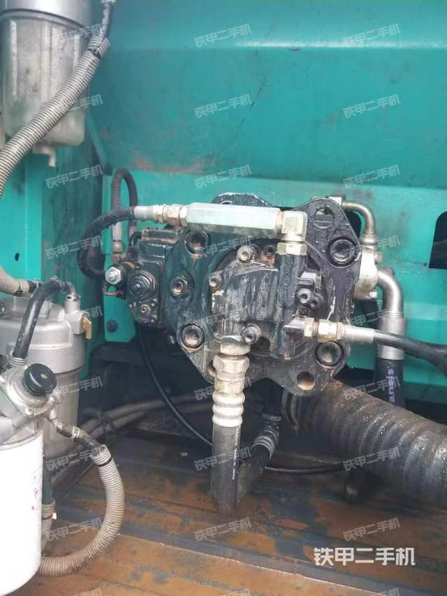 液压泵舱室正面整体（整机外观）