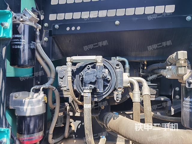 液压泵舱室正面整体（整机外观）