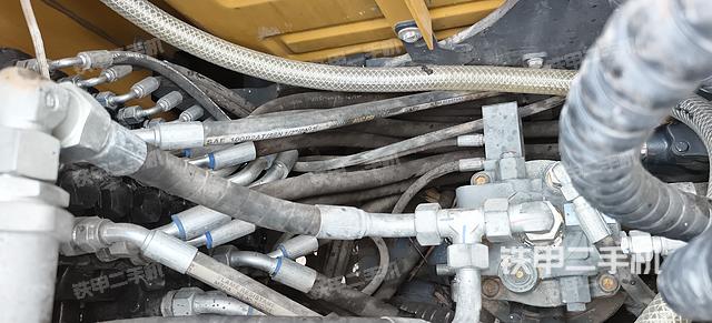 回转马达和主控阀（整机外观）