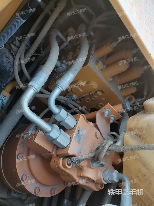 回转马达和主控阀（整机外观）