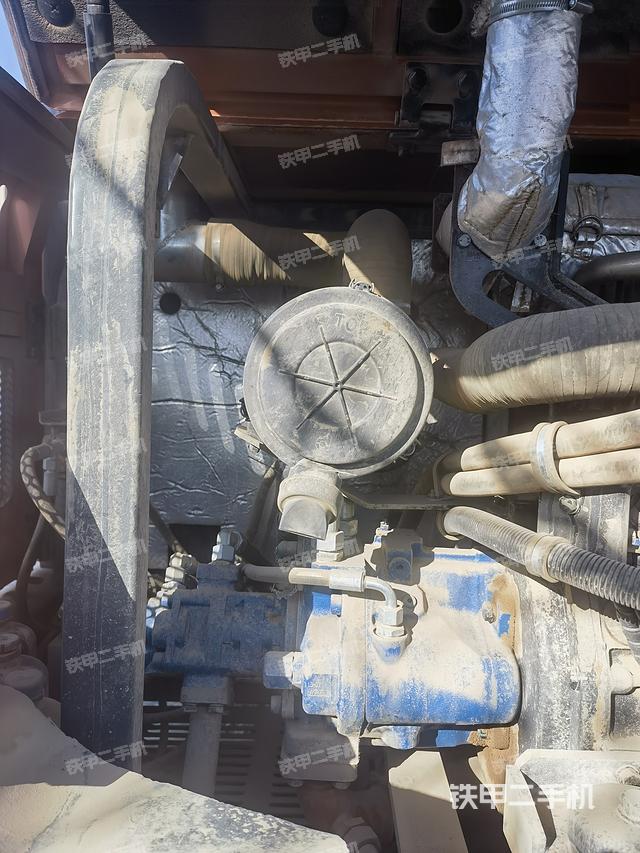 液压泵舱室正面整体（整机外观）