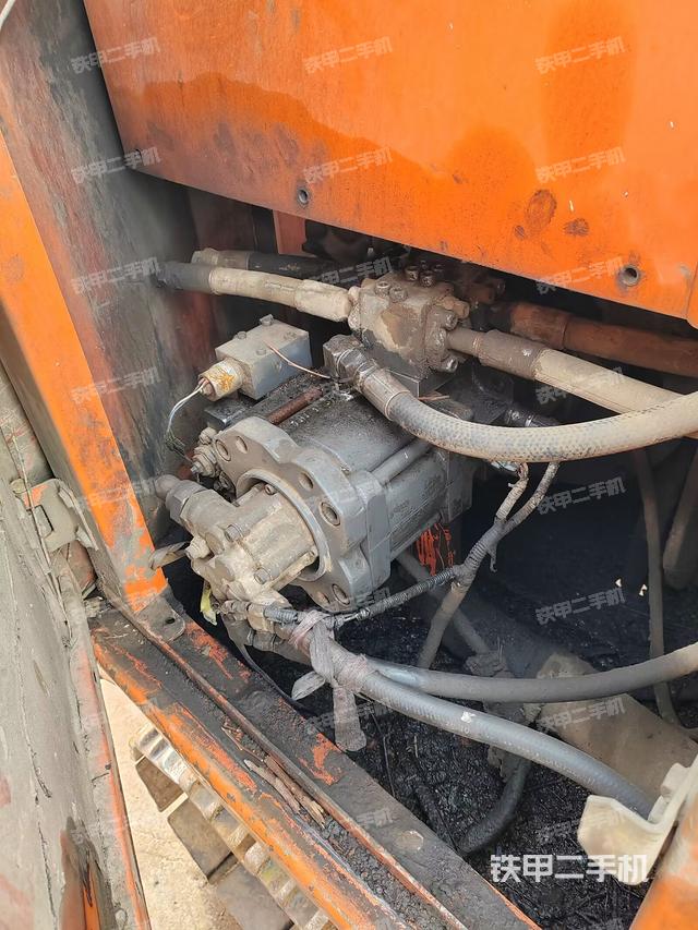 液压泵舱室正面整体（整机外观）