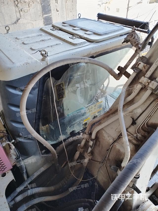 驾驶室顶部（整机外观）