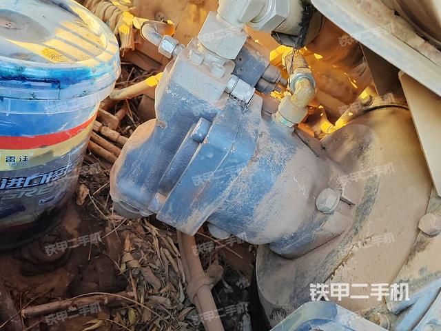 液压泵舱室正面整体（整机外观）