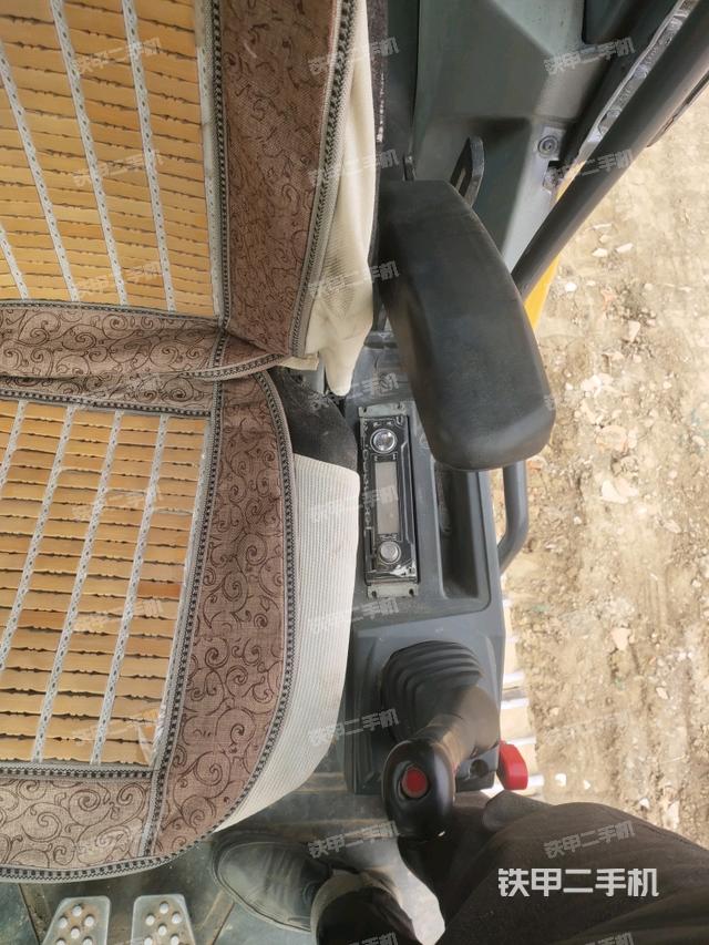 座椅右侧控制台/钥匙门/油门/含右手柄（驾驶室部分）