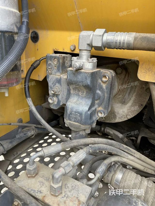 液压泵舱室正面整体（整机外观）