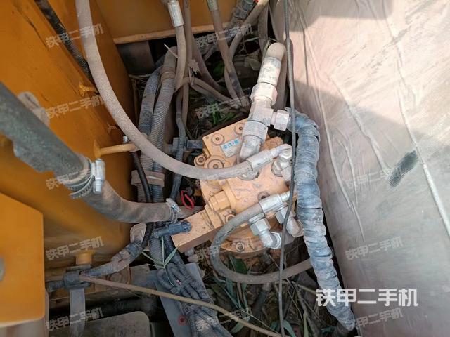 回转马达和主控阀（整机外观）