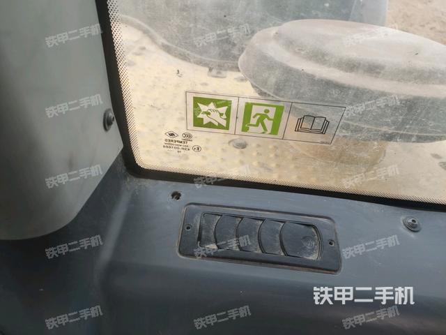 行走控制手柄和踏板 俯拍（驾驶室部分）