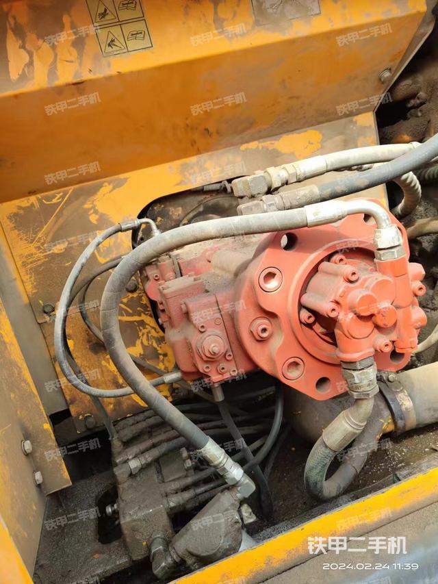 液压泵舱室正面整体（整机外观）