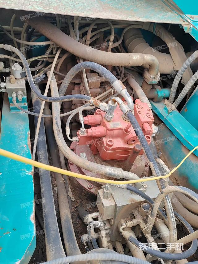 回转马达和主控阀（整机外观）