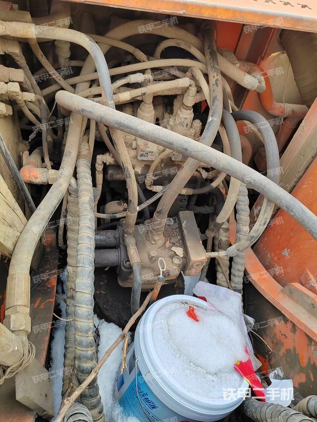 回转马达和主控阀（整机外观）