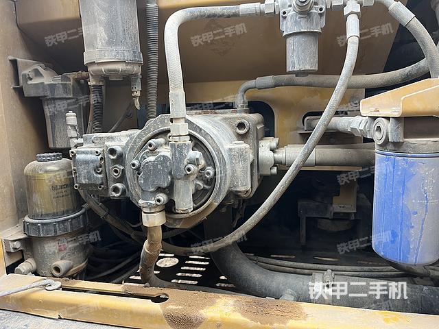 液压泵舱室正面整体（整机外观）