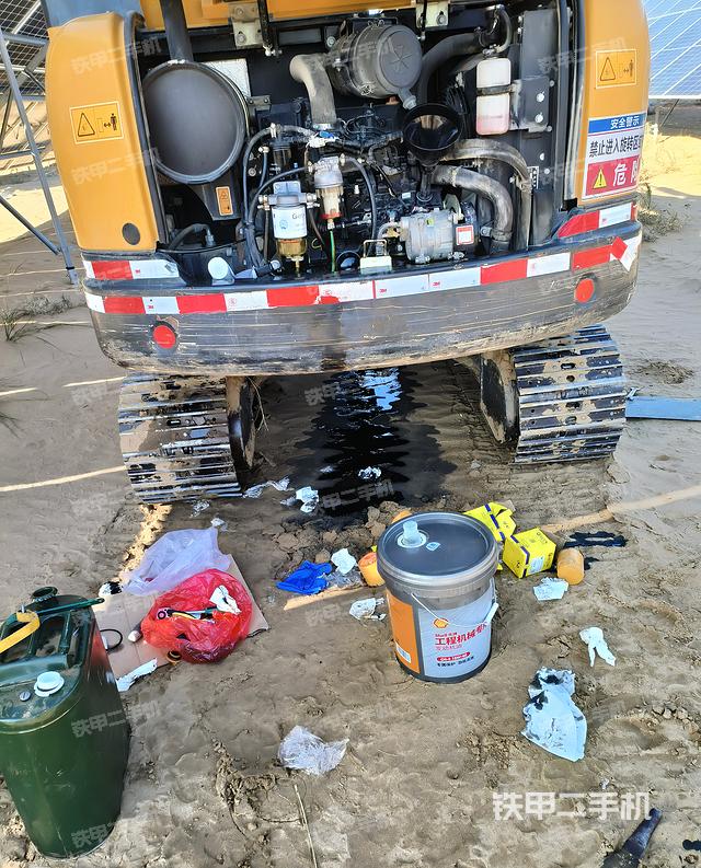 液压泵舱室正面整体（整机外观）