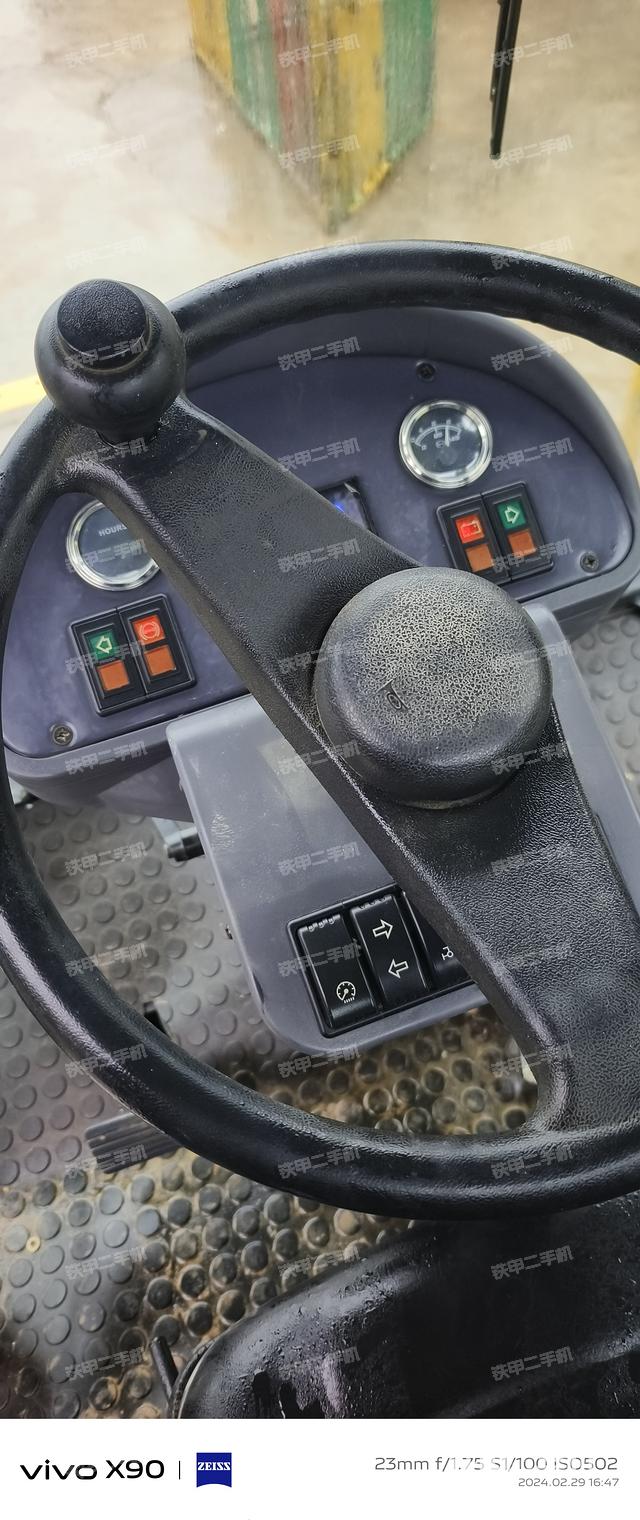 驾驶室操作台（设备外观及核心部件）