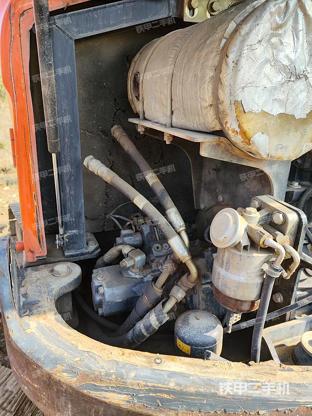 液压泵舱室正面整体（整机外观）