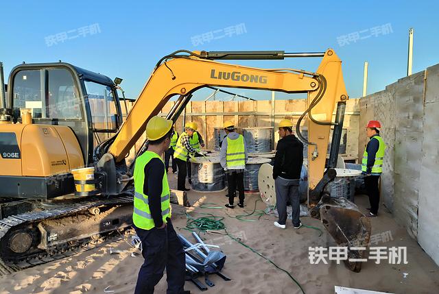 驾驶室顶部（整机外观）