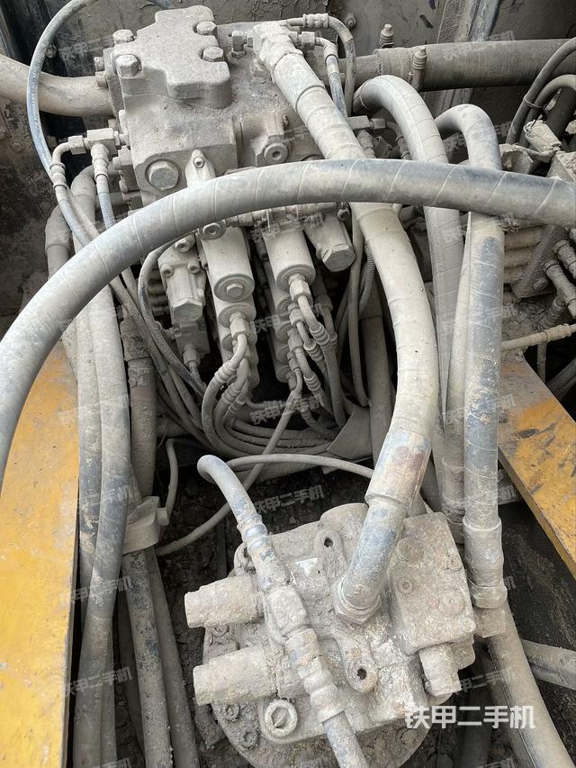 回转马达和主控阀（整机外观）