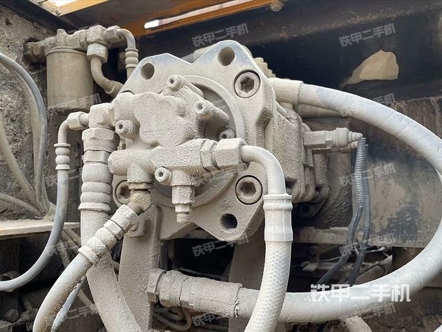 液压泵舱室正面整体（整机外观）