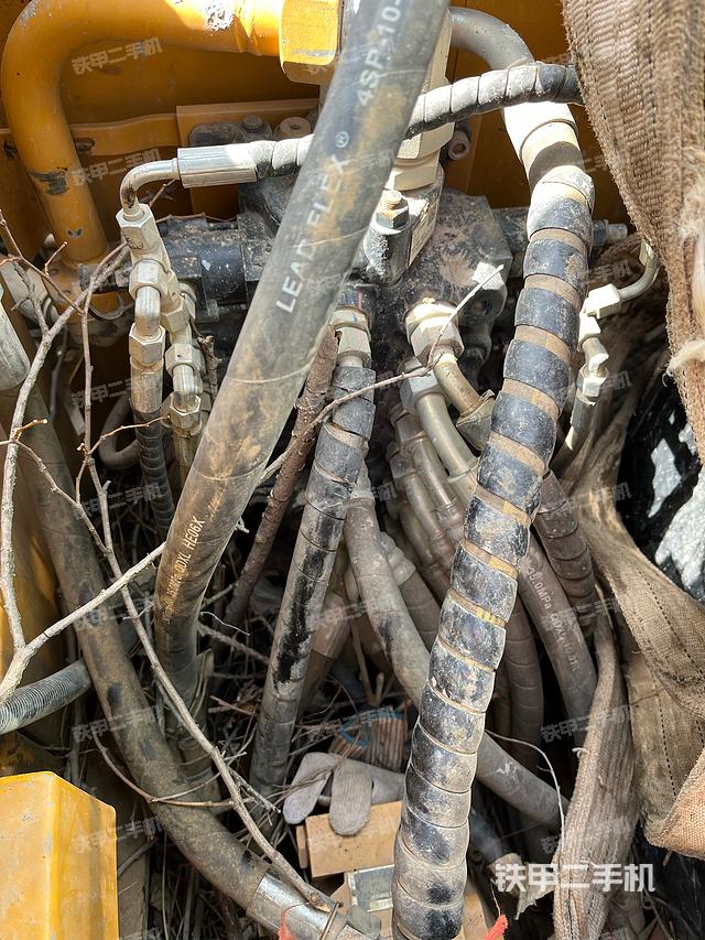 回转马达和主控阀（整机外观）