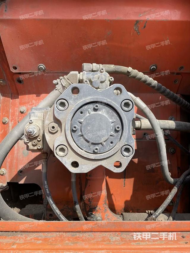 液压泵舱室正面整体（整机外观）