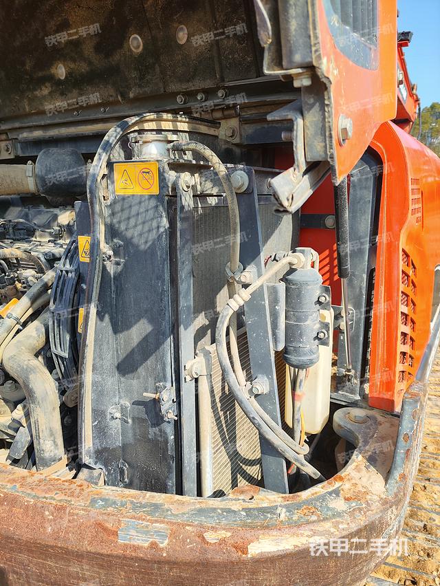 回转马达和主控阀（整机外观）