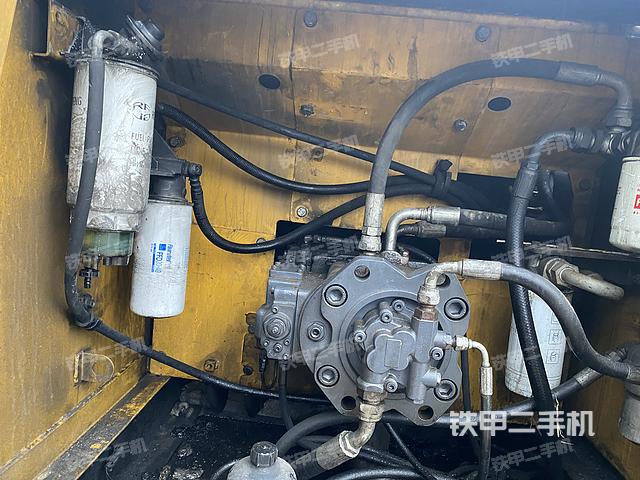 液压泵舱室正面整体（整机外观）