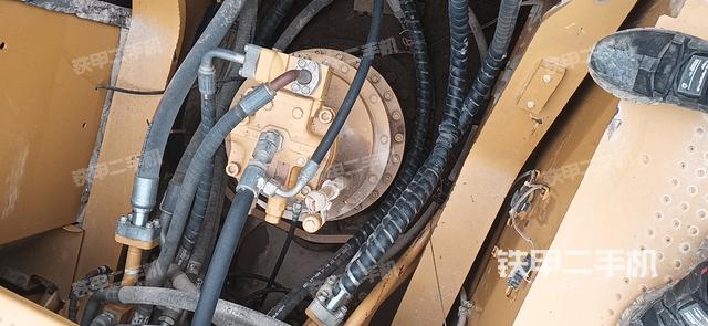 回转马达和主控阀（整机外观）