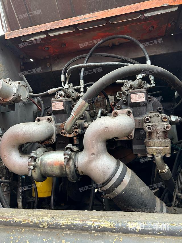 液压泵舱室正面整体（整机外观）