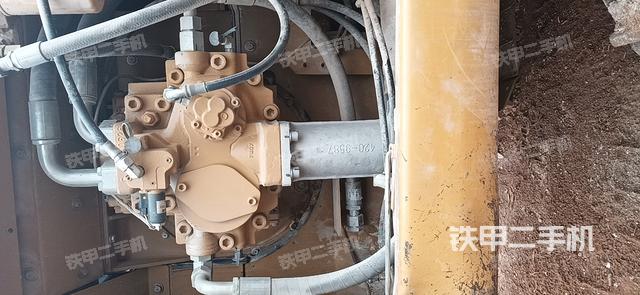 液压泵舱室正面整体（整机外观）