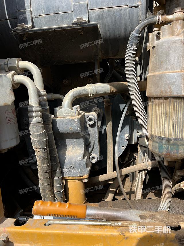 液压泵舱室正面整体（整机外观）