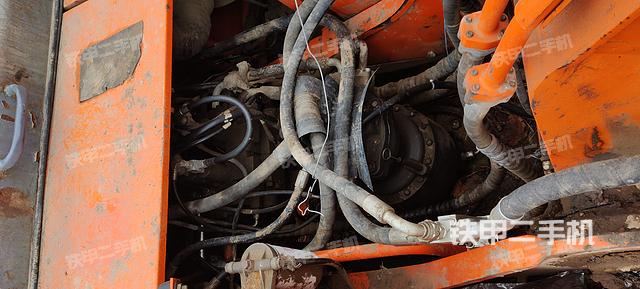 回转马达和主控阀（整机外观）