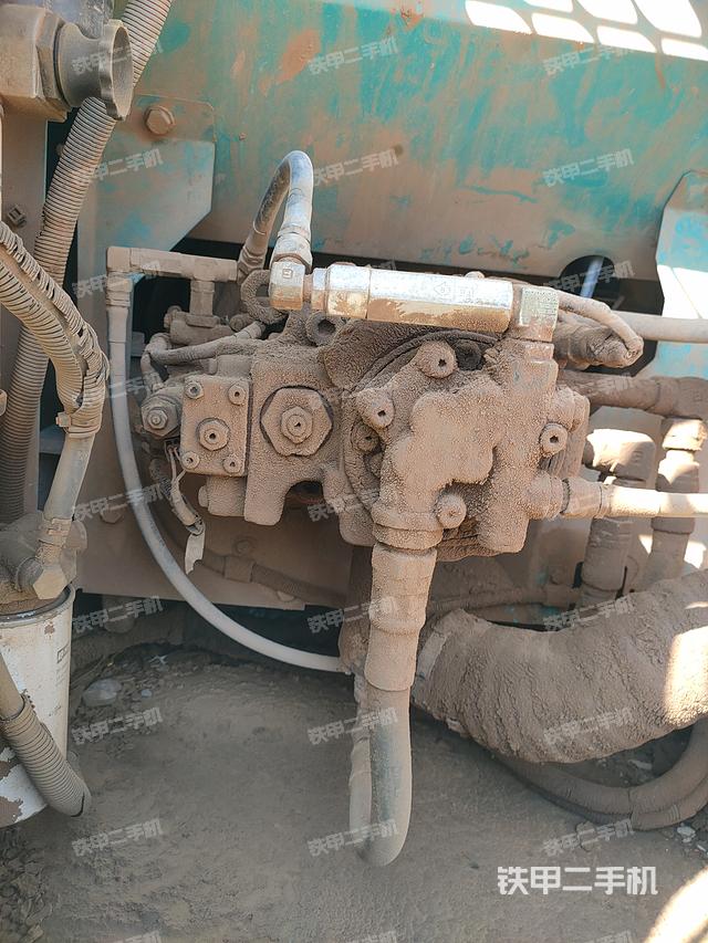 液压泵舱室正面整体（整机外观）