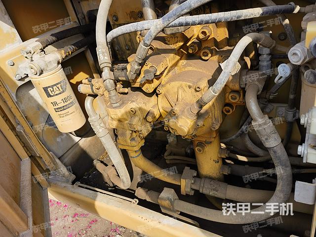 液压泵舱室正面整体（整机外观）