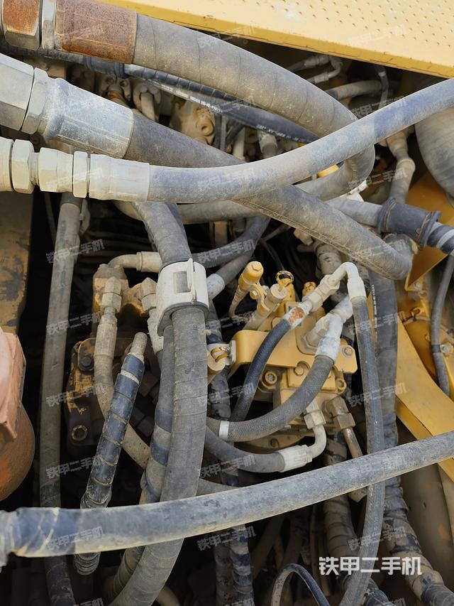 回转马达和主控阀（整机外观）