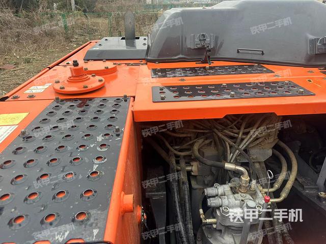 回转马达和主控阀（整机外观）