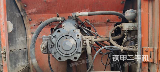 液压泵舱室正面整体（整机外观）