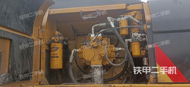 液压泵舱室正面整体（整机外观）