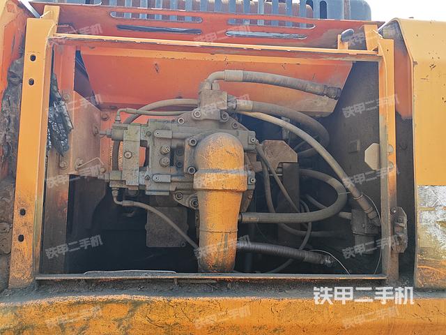 液压泵舱室正面整体（整机外观）