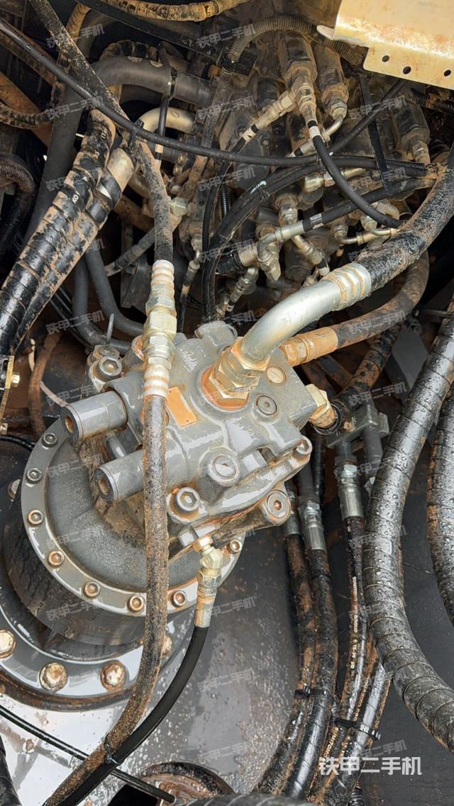 回转马达和主控阀（整机外观）