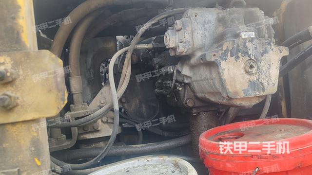 液压泵舱室正面整体（整机外观）