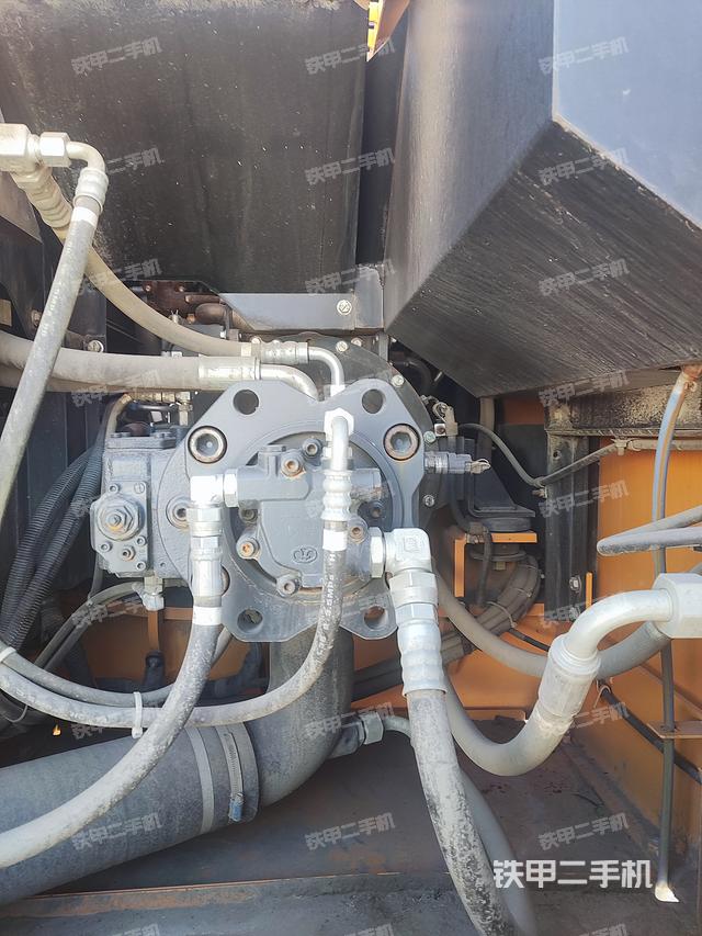 液压泵舱室正面整体（整机外观）