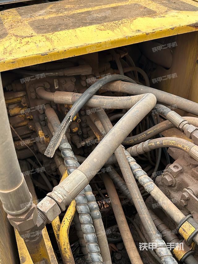 回转马达和主控阀（整机外观）