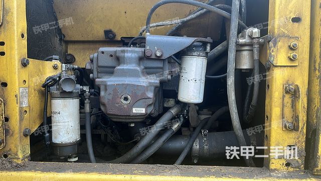 液压泵舱室正面整体（整机外观）