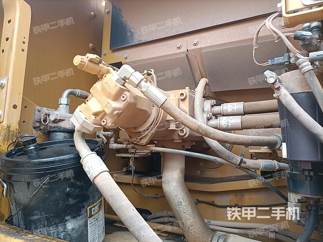 液压泵舱室正面整体（整机外观）