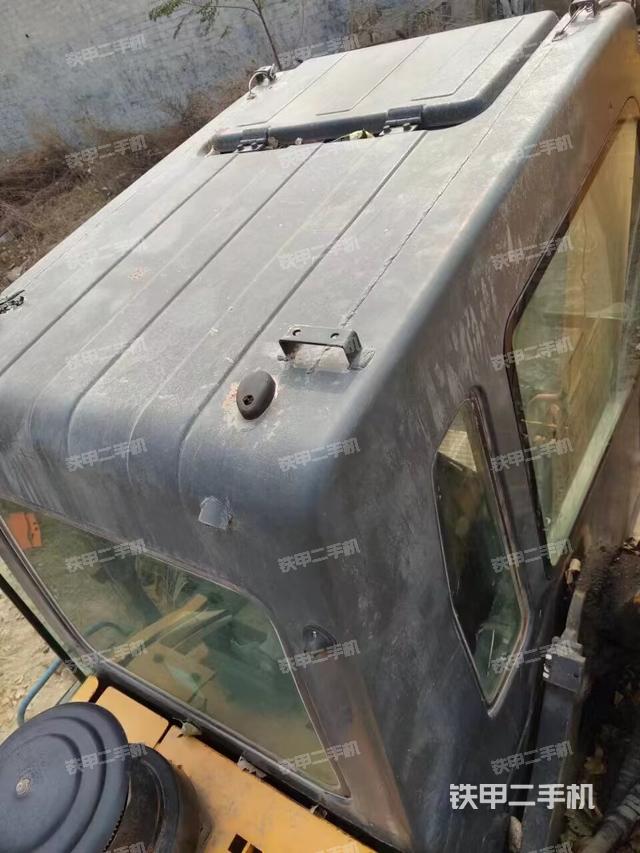 駕駛室頂部(整機(jī)外觀) 駕駛室頂部(整機(jī)外觀)